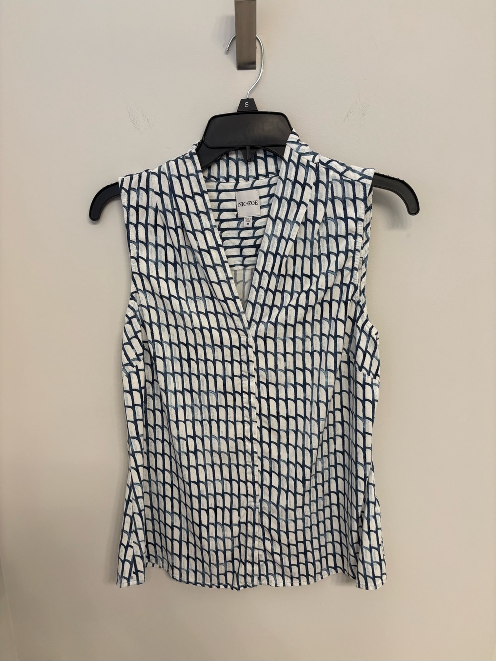 Nic+Zoe Sleeveless Navy and White Patterned V-Neck Blouse